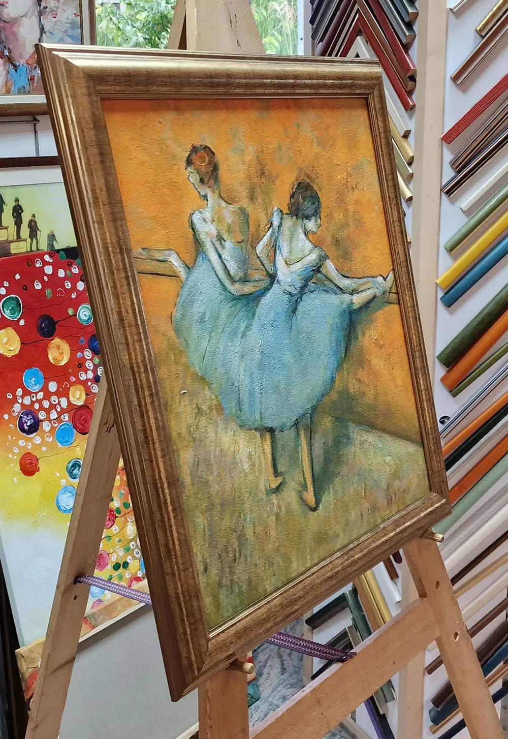 Edgar Degas – Táncosok a rúdnál – ugyanaz a keretezett vászon oldalról, látható a keret mélysége és a profilminták polca – kézzel festett olaj vásznon