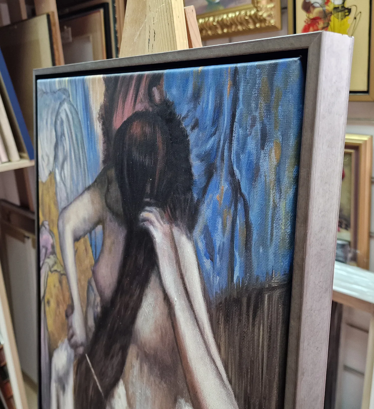 Edgar Degas – Woman Combing Her Hair - slike na platnu Edgar Degas - Ženska si počeše lase - umetniška slika za dnevno sobo - reprodukcija na platnu