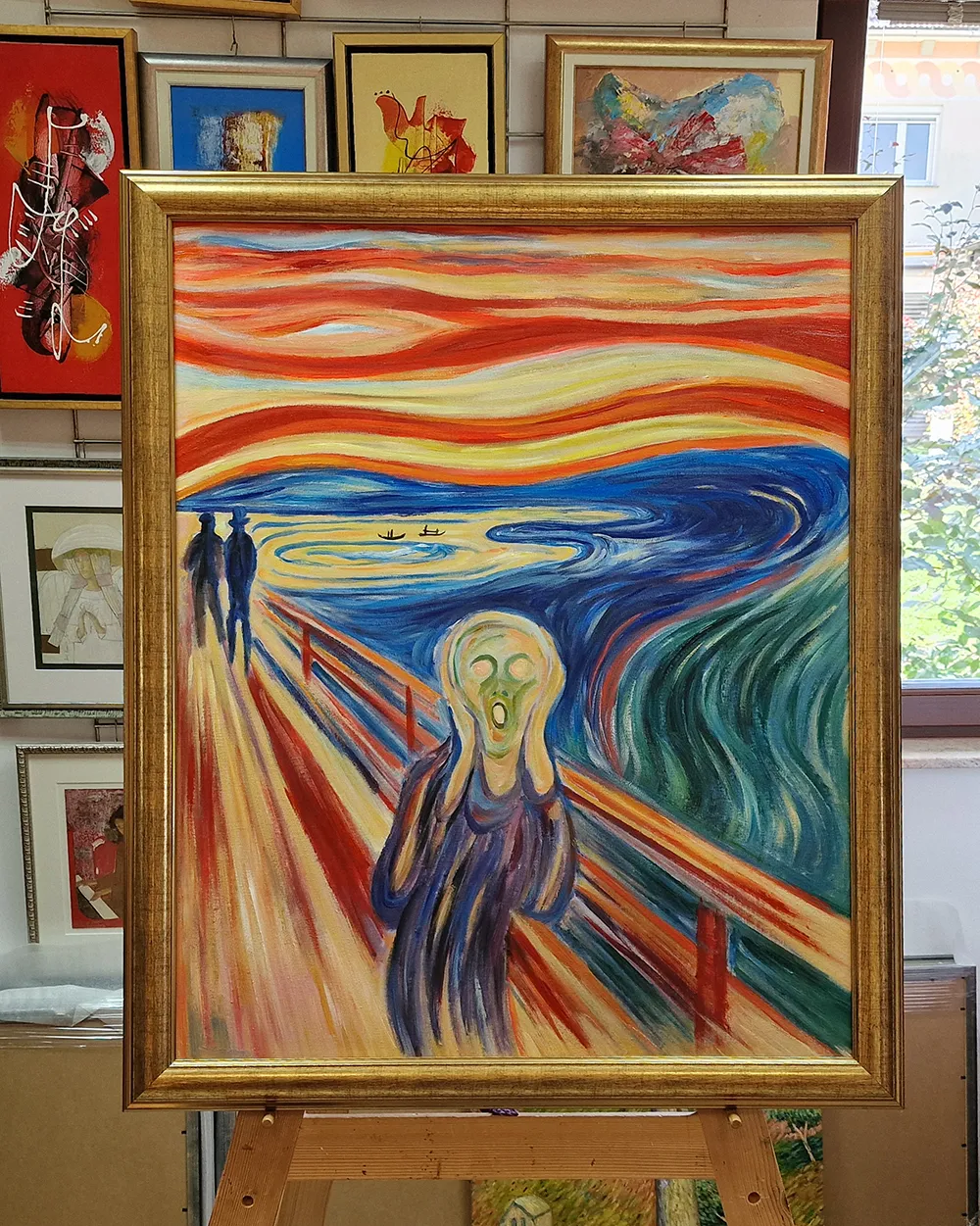 Krik – pogled sprijeda u okviru Edvard Munch – Krik – ručno slikana slika u zlatnom okviru na stalku, pogled sprijeda
