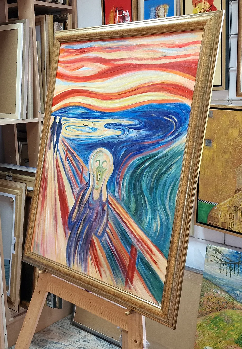 Krik – na stalku u radionici Edvard Munch – Krik – ručno slikana slika na stalku u našoj radionici, bočni pogled
