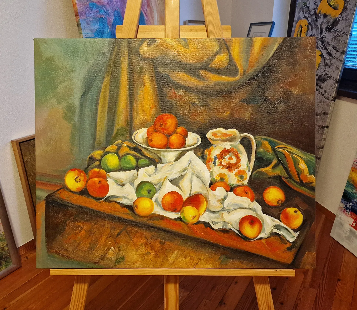 Fotografija naše ručno naslikane reprodukcije – Trešnje i breskve, Paul Cézanne, platno na slikarskom stalku u ateljeu