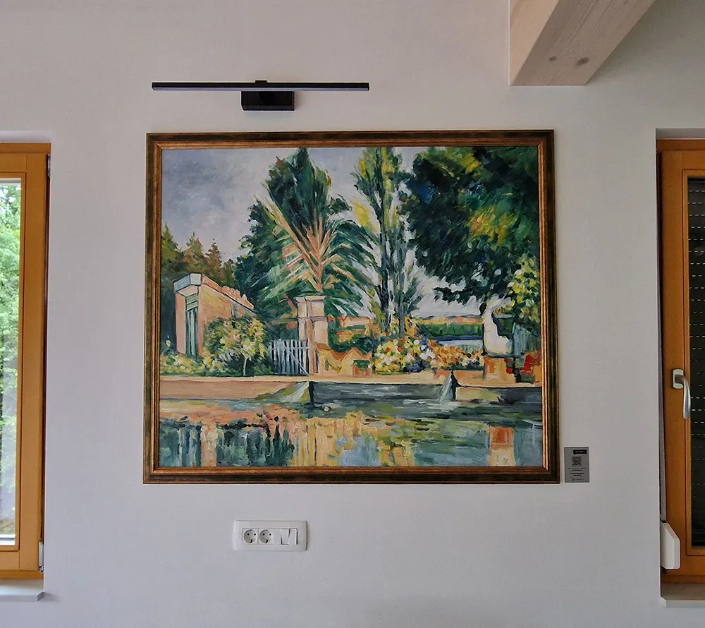 Fotografija naše uljane slike na platnu – Jas de Bouffan, ribnjak, Paul Cézanne, uokvirena na zidu, osvijetljena
