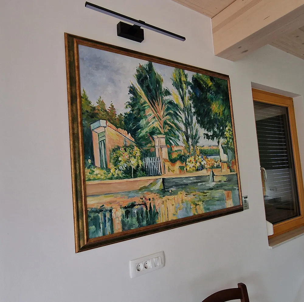 Fotografija naše ručno naslikane reprodukcije – Jas de Bouffan, ribnjak, Paul Cézanne, uokvirena na zidu, pogled sa strane