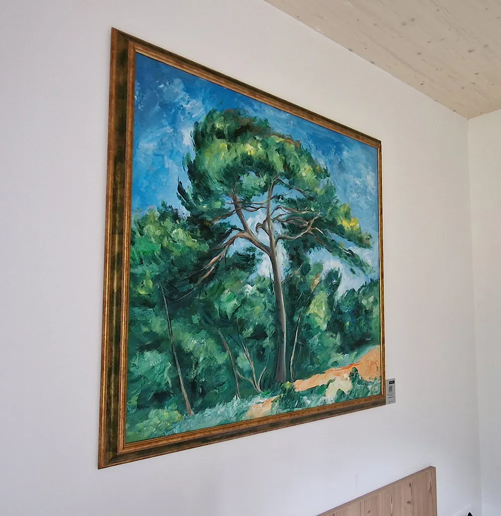 Paul-Cezanne-–-The-Great-Pine---reprodukcija-slike-1 Fotografija naše ručno naslikane reprodukcije – Veliki bor, Paul Cézanne, uokvirena na zidu, pogled sa strane