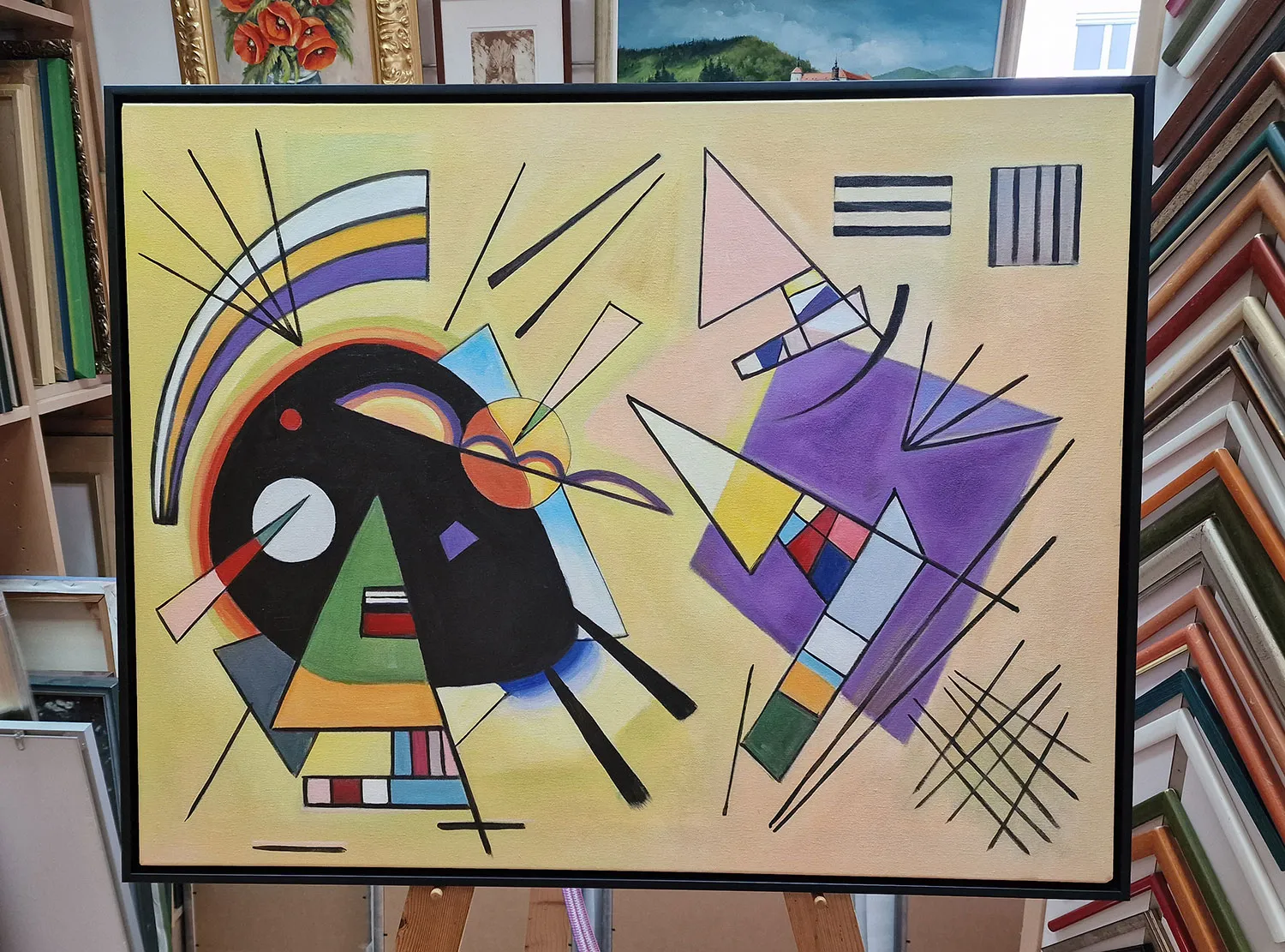 Vasilij Kandinski – Black and Violet 1923 Črno in vijoličasto – ročno naslikana reprodukcija v tankem črnem okvirju na stojalu v ateljeju