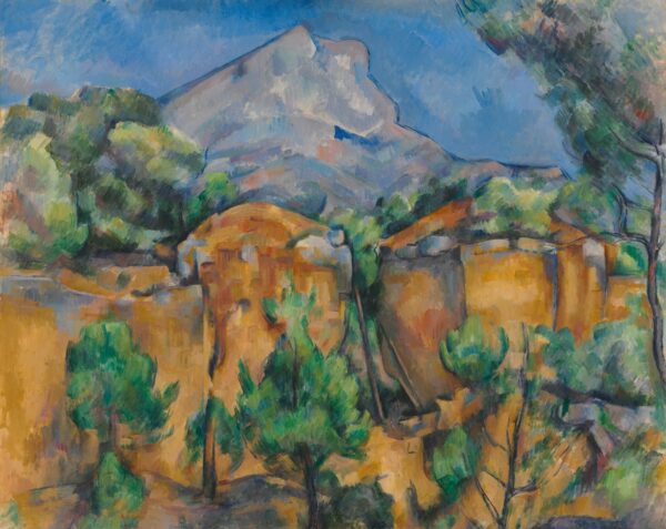 Okrasti kamnolomski bloki v ospredju z zelenim grmovjem in bori, za njimi sivomodra masa gore Sainte-Victoire pod modrim nebom, Paul Cézanne, okoli 1897