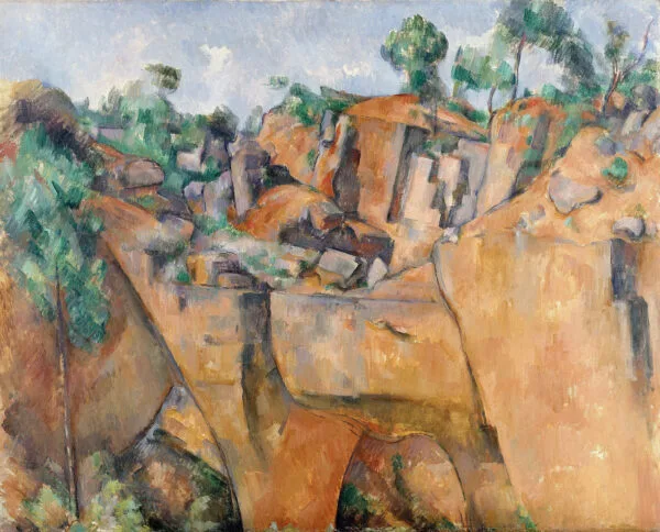 Paul Cézanne – La cava di Bibémus. Ripide pareti rosso-arancio della cava, tagliate in superfici piatte, fra esse e sopra di esse pini e arbusti verde scuro, in alto una stretta fascia di cielo blu, Paul Cézanne, 1895 circa, riproduzione su tela dipinta a mano