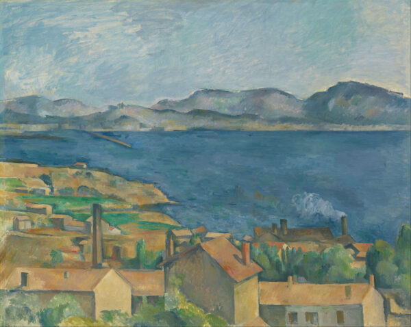 Nad okrastimi in rdečimi strehami vasi L'Estaque z visokim tovarniškim dimnikom se razteza globoko modra ploskev zaliva, za njo pa nizko gorovje in svetlo nebo, Paul Cézanne, okoli 1885