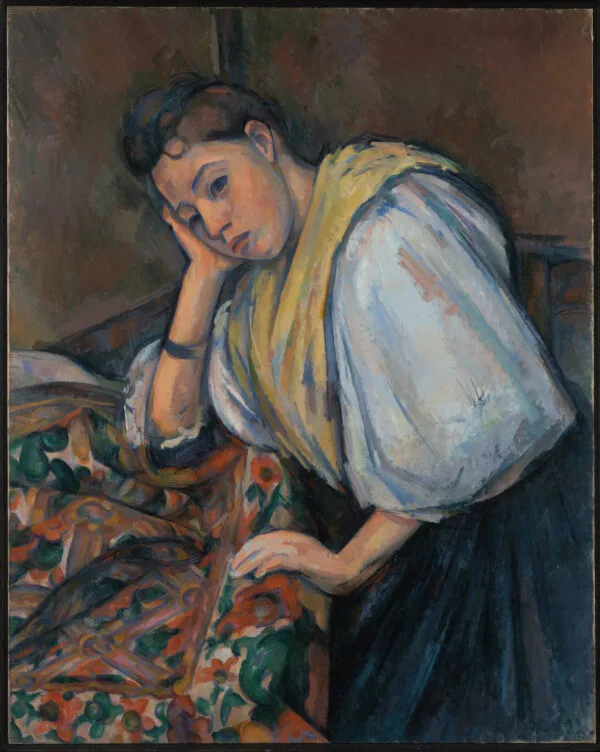 Paul Cézanne – Giovane italiana appoggiata al tavolo. Giovane donna in camicetta bianca con fascia gialla, la testa appoggiata alla mano, a un tavolo con un vivace drappo verde e ruggine a fiori, Paul Cézanne, 1900 circa, riproduzione su tela dipinta a mano
