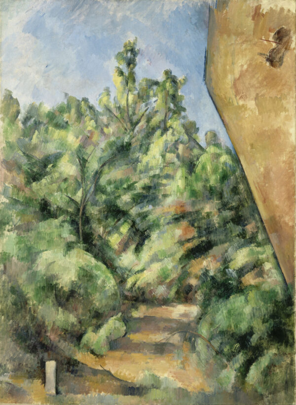 Pokončno platno: desno se z vrha spusti velika rdečeoranžna skalna ploskev, levo in spodaj pa gosto zeleno rastje z borovimi debli, med njima ozke svetle vrzeli, Paul Cézanne, okoli 1895