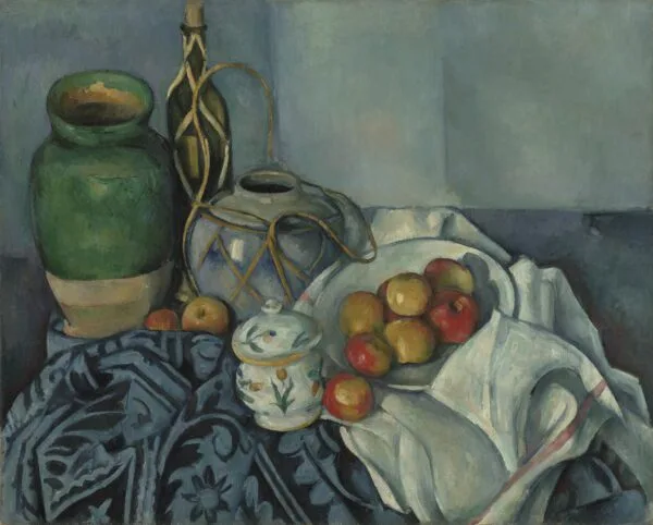 Paul Cézanne – Natura morta con mele. Su un tavolo con un tessuto azzurro a motivi e una tovaglia bianca a banda rossa stanno un vaso verde da olive, una bottiglia rivestita di paglia, un vaso da zenzero, una zuccheriera e un piatto di mele, Paul Cézanne, 1893–1894, riproduzione su tela dipinta a mano