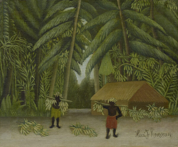 Henri Rousseau, La raccolta delle banane, 1910 - due figure portano caschi di banane verdi su pertiche davanti a una capanna, intorno un fitto palmeto più scuro