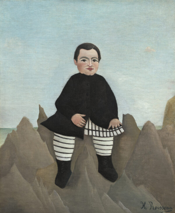 Henri Rousseau, Knabe auf den Felsen, 1895–1897 - ein Kind in schwarzem Mantel und gestreiften Strümpfen sitzt auf grauen Felsspitzen, links ein Streifen Meer