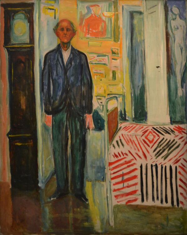 Edvard Munch, Selbstbildnis. Zwischen Uhr und Bett: der alte Maler steht aufrecht mitten im Zimmer, links eine hohe Standuhr ohne Zeiger, rechts ein Bett mit rot und schwarz gestreifter Decke; handgemalte Reproduktion.
