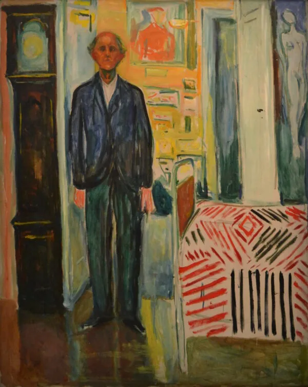 Edvard Munch, Autoritratto. Tra l'orologio e il letto: il pittore anziano sta eretto in mezzo alla stanza, a sinistra un alto orologio a pendolo senza lancette, a destra un letto con coperta a righe rosse e nere; riproduzione dipinta a mano.