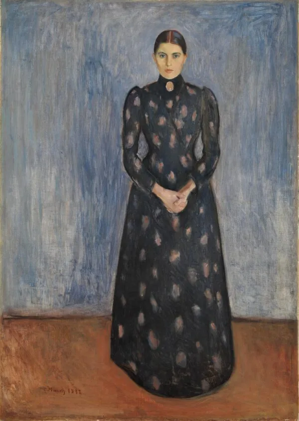 Edvard Munch, Inger in nero e viola: una giovane donna in abito scuro lungo fino a terra sta diritta davanti a una parete grigio-azzurra, le mani unite davanti alla vita e un cammeo ovale alla gola; riproduzione dipinta a mano.