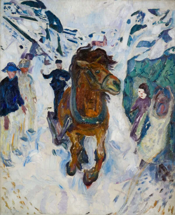 Edvard Munch, Cavallo al galoppo: un cavallo bruno attaccato al tiro galoppa dritto verso chi guarda lungo una strada innevata, a sinistra stanno tre figure e a destra una figura in cappotto violetto davanti a un pendio verde azzurro; riproduzione dipinta a mano.
