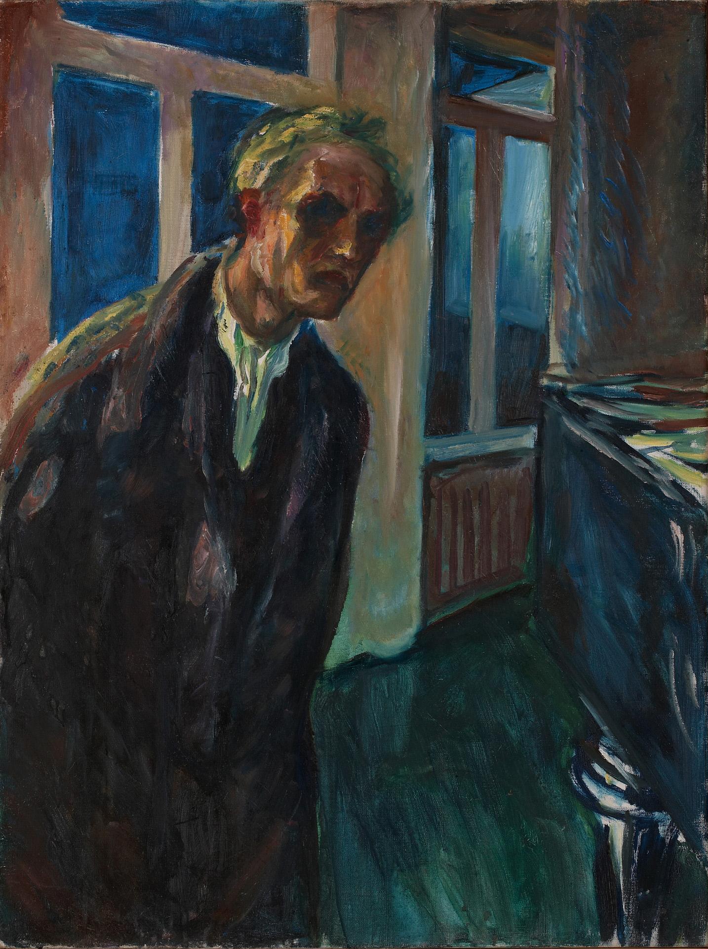 Edvard Munch, Der Nachtwanderer – spätes Selbstbildnis: ein Mann im tiefblauen Mantel steht in einem verdunkelten Raum vor nachtblauen Fenstern, die Augen zwei dunkle Mulden; handgemalte Reproduktion.