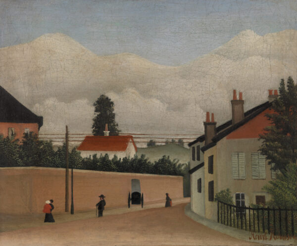 Henri Rousseau, Environs de Paris - eine breite ockerfarbene Straße an einer langen rosa Mauer mit Bogentor, Drähte über dem Himmel, darüber große weiße Wolken