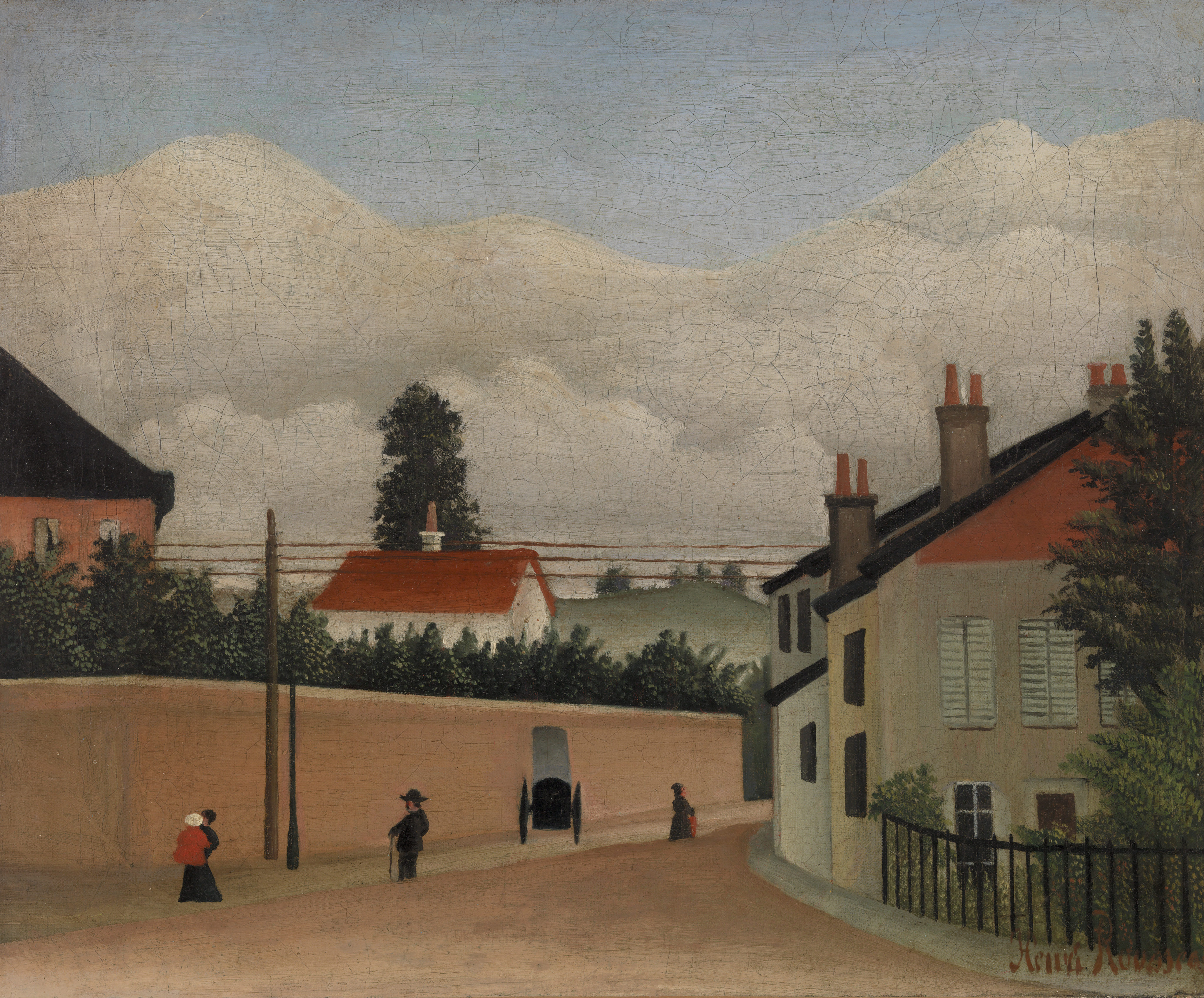 Henri Rousseau, Environs de Paris - široka oker ulica uz dug ružičast zid s lučnim vratima, žice preko neba, iznad velika masa bijelih oblaka