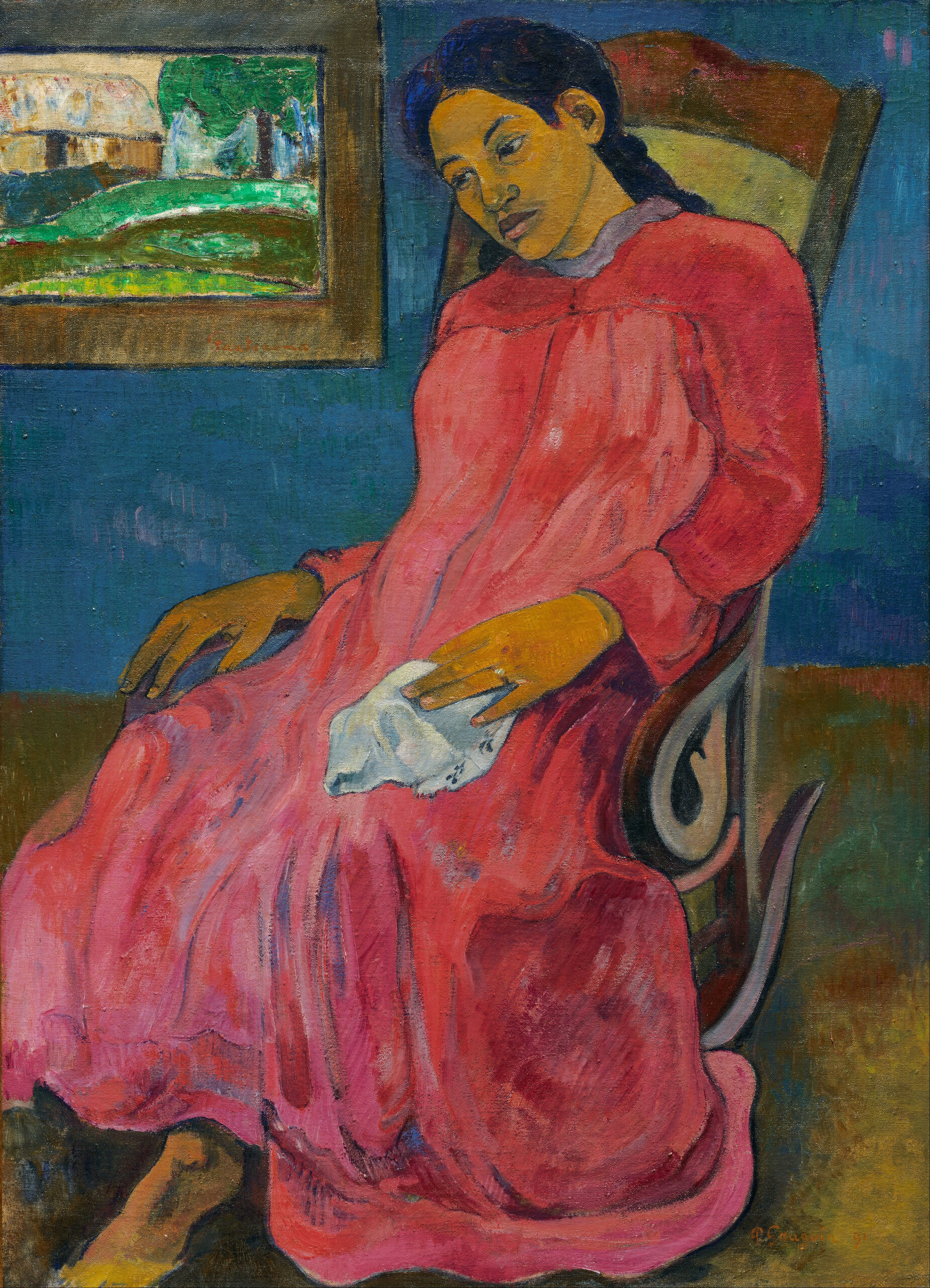 Paul Gauguin – Faaturuma (Die Schwermütige), eine sitzende Frau in langem rosarotem Kleid vor blauer Wand, über ihr eine gerahmte Landschaft, Ölgemälde