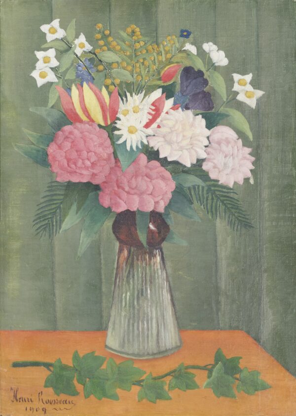 Henri Rousseau, Blumen in einer Vase, 1909 - ein Strauß mit rosa Pfingstrosen, weißen Margeriten und gestreifter Tulpe in geriffelter Glasvase, davor ein Efeuzweig