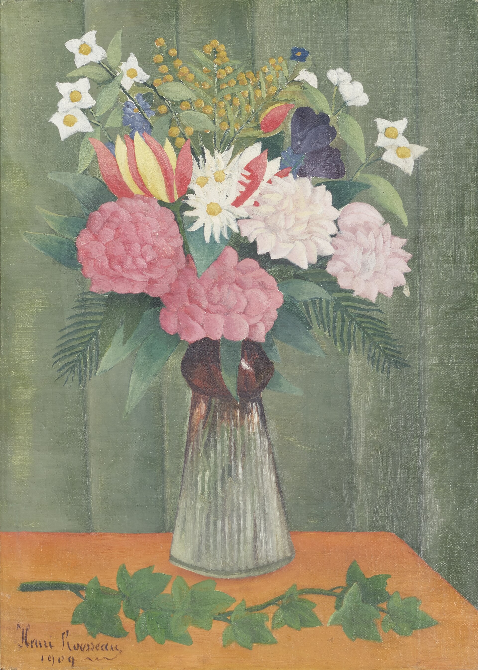 Henri Rousseau, Blumen in einer Vase, 1909 - ein Strauß mit rosa Pfingstrosen, weißen Margeriten und gestreifter Tulpe in geriffelter Glasvase, davor ein Efeuzweig