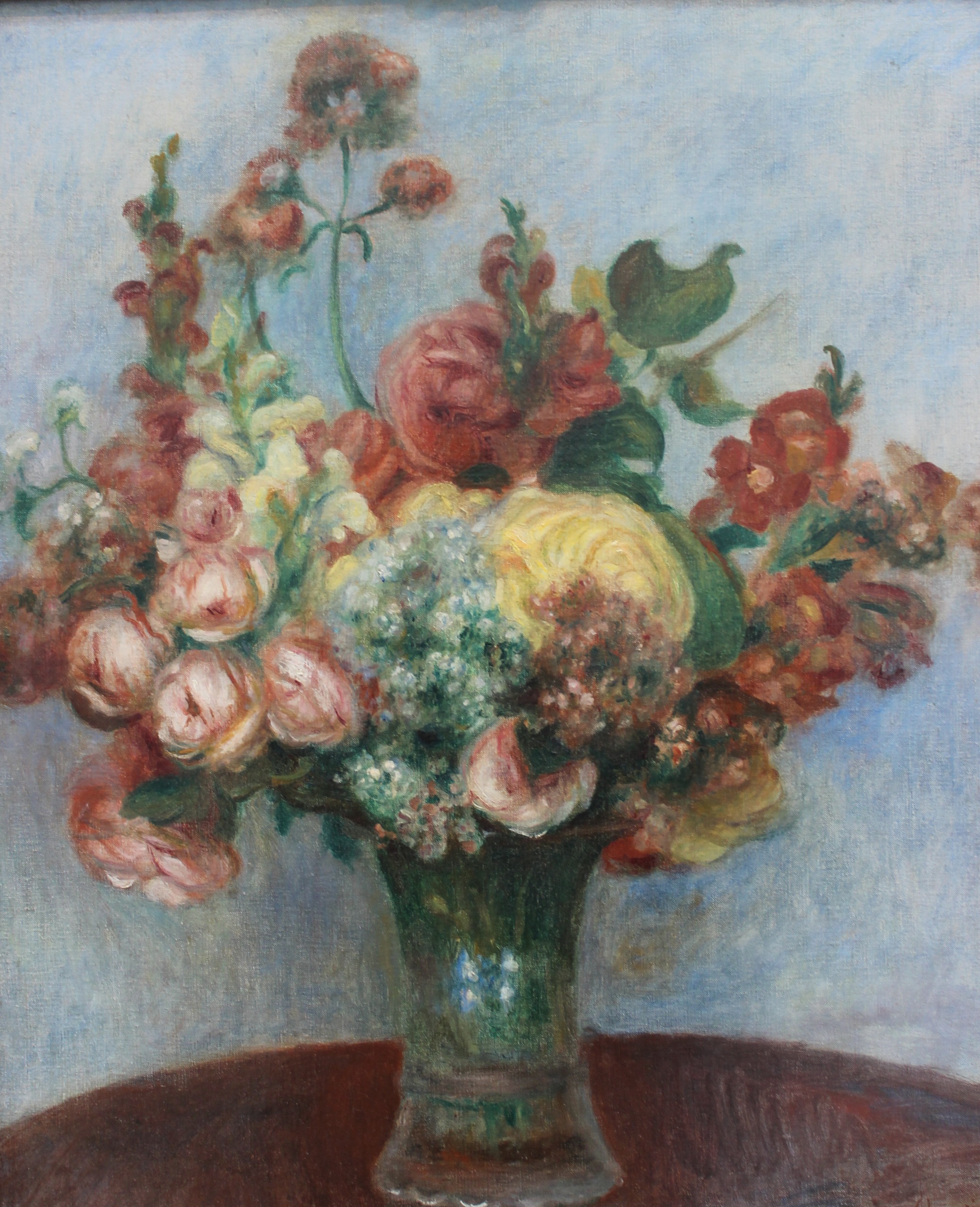 Blumen in einer Vase, dichter Strauß rosa Rosen und roter Blüten in einer Glasvase auf dunklem Tisch – handgemalte Ölreproduktion nach Renoirs Gemälde