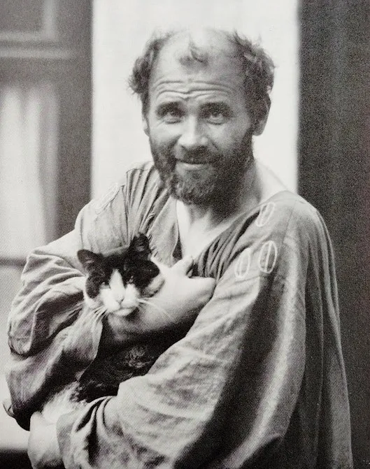 Gustav Klimt u slikarskoj halji s mačkom, fotografija iz 1912.