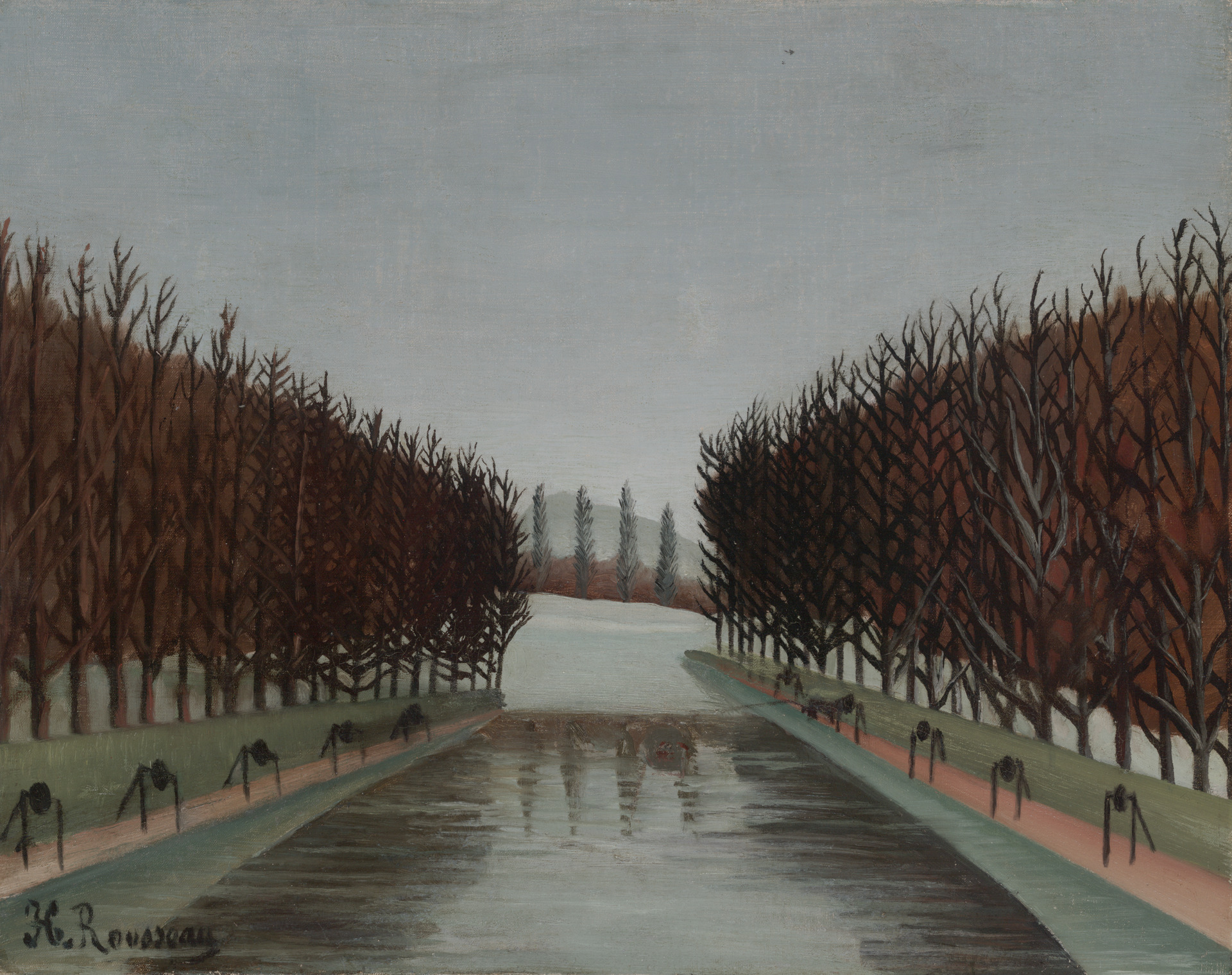 Henri Rousseau, Der Kanal (Le canal) - ein grauer Kanal läuft geradewegs in die Tiefe zwischen kahlen rostfarbenen Bäumen, an beiden Ufern gleichmäßig verteilte Bäumchen