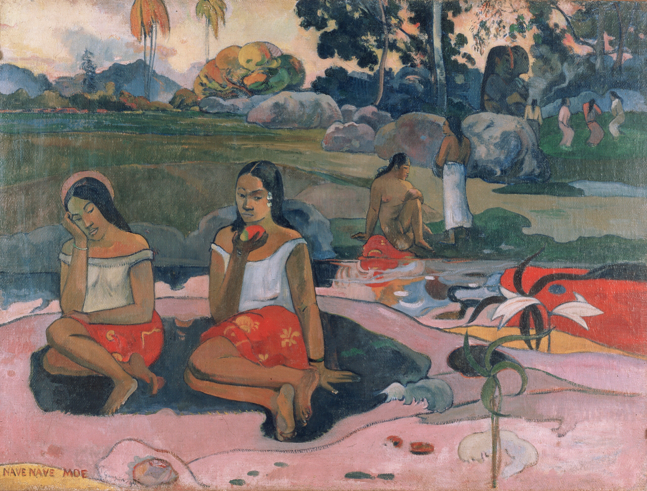Paul Gauguin – Nave nave moe (Die heilige Quelle), zwei sitzende Frauen auf rosa Boden, dahinter Wasser, Felsen und ein blühender Baum, berühmte Gemälde