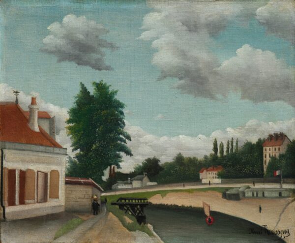 Henri Rousseau, Vorstadt von Paris, um 1897–1905 - links ein helles Haus mit rotem Dach, ein sandiger Weg mit zwei Gestalten, rechts Wasser und ein Gebäude mit Trikolore