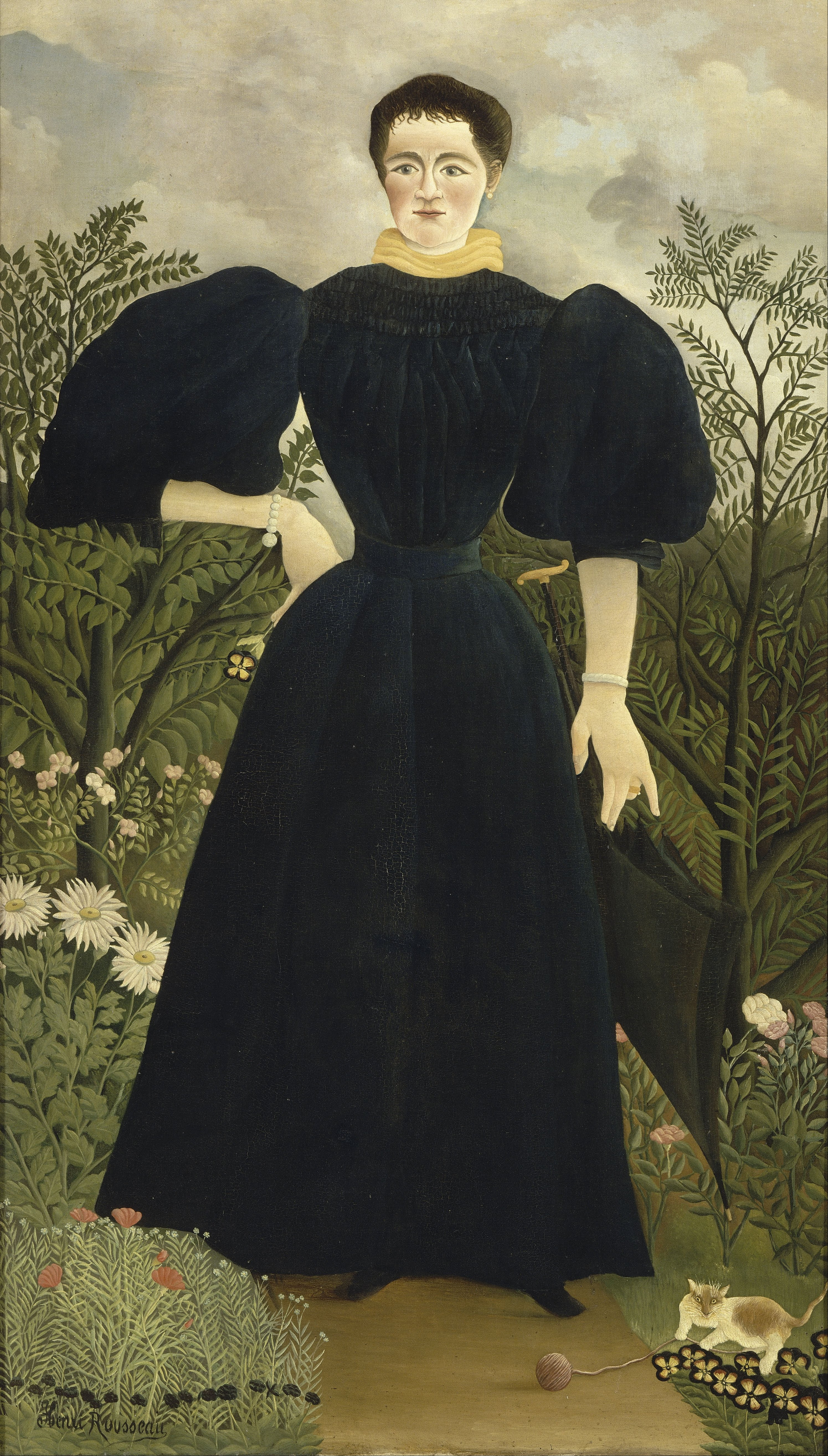 Madame M. portréja, Henri Rousseau – sötét ruhás, buggyos ujjú, sárga galléros nő áll a zöldben, jobb alul macska és gombolyag