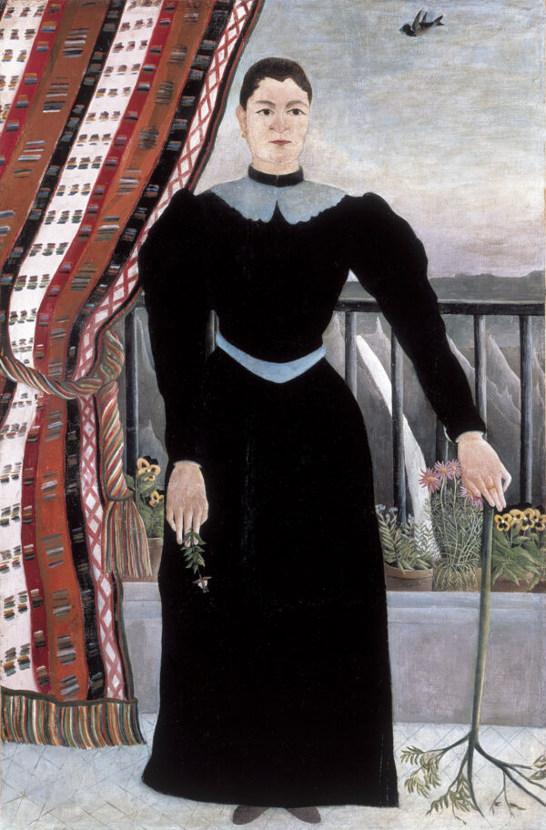 Női portré, Henri Rousseau – hosszú fekete ruhás, halványkék galléros nő áll az erkélyen, balra mintás függöny, jobbra magas, rózsaszín virágú szár