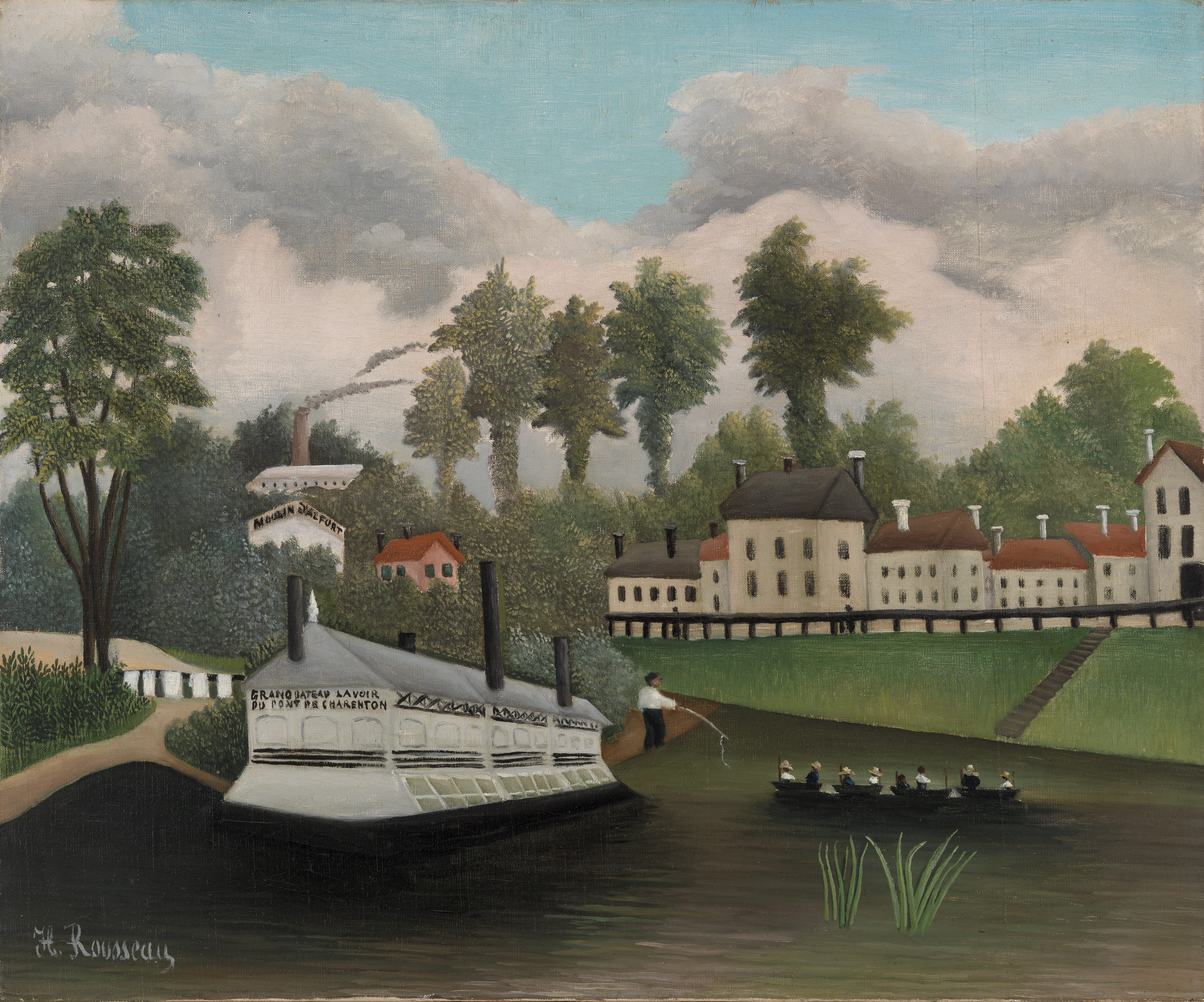Henri Rousseau, Das große Waschboot an der Brücke von Charenton - ein langes helles Fahrzeug mit zwei schwarzen Schornsteinen am Ufer, ein Angler, ein Boot mit winzigen Gestalten