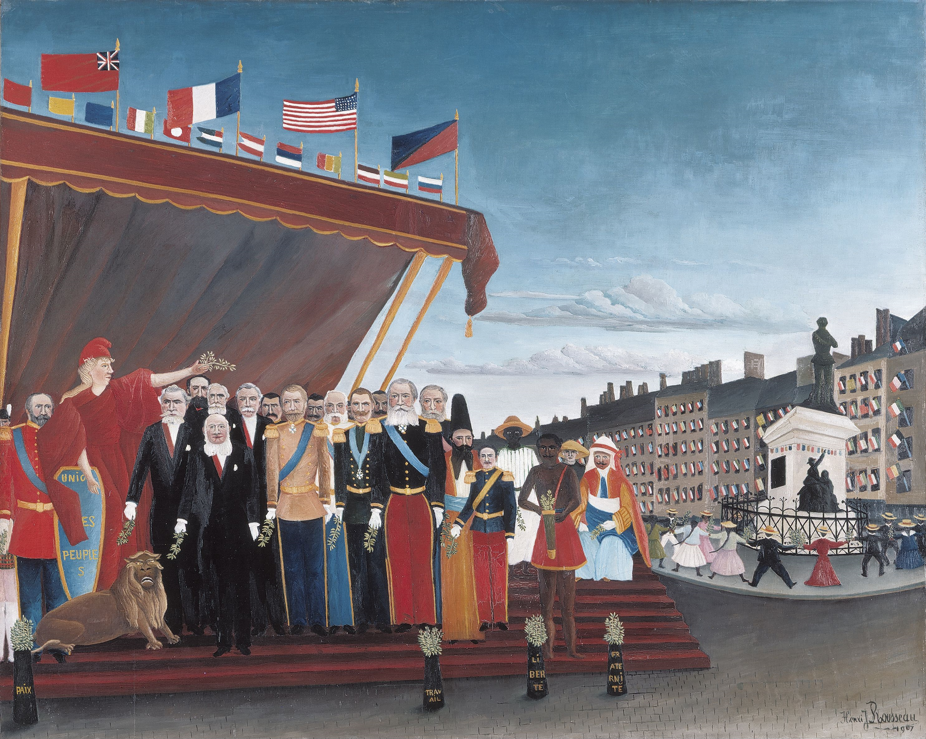 A külföldi hatalmak követei, Henri Rousseau 1907 – férficsoport vörös ponyva alatt zászlósorral, elöl oroszlán és négy aranyfeliratos oszlop