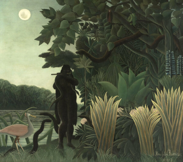 Die Schlangenbeschwörerin, Henri Rousseau 1907 – dunkle Silhouette einer Frau mit Flöte, Schlangen und ein rosa Vogel am Wasser unter blassem Mond