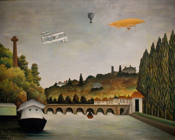 Blick auf die Brücke von Sèvres, Henri Rousseau 1908 – eine lange Steinbrücke über den Fluss, am grauen Himmel ein Doppeldecker, ein Ballon und ein oranges Luftschiff