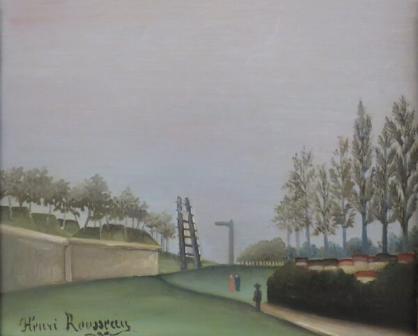 Blick auf die Befestigungen links vom Tor von Vanves, Henri Rousseau 1909 – blasse Steinmauer und grüner Grund unter grauem Himmel, in der Mitte ein Sprossenrahmen und ein grauer Pfosten