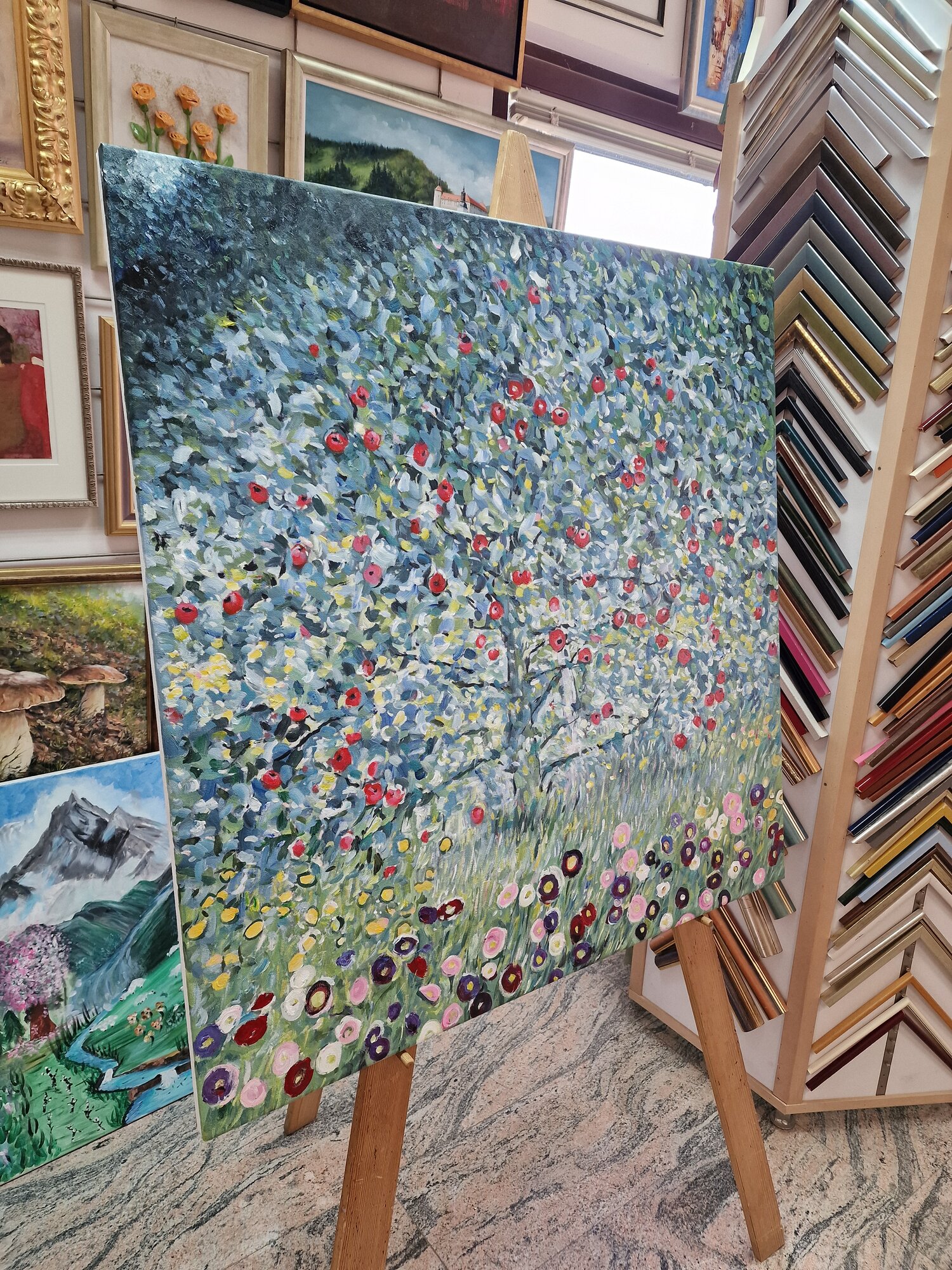 Gustav Klimt – Jablana I – slika na platnu na stojalu, pogled s strani