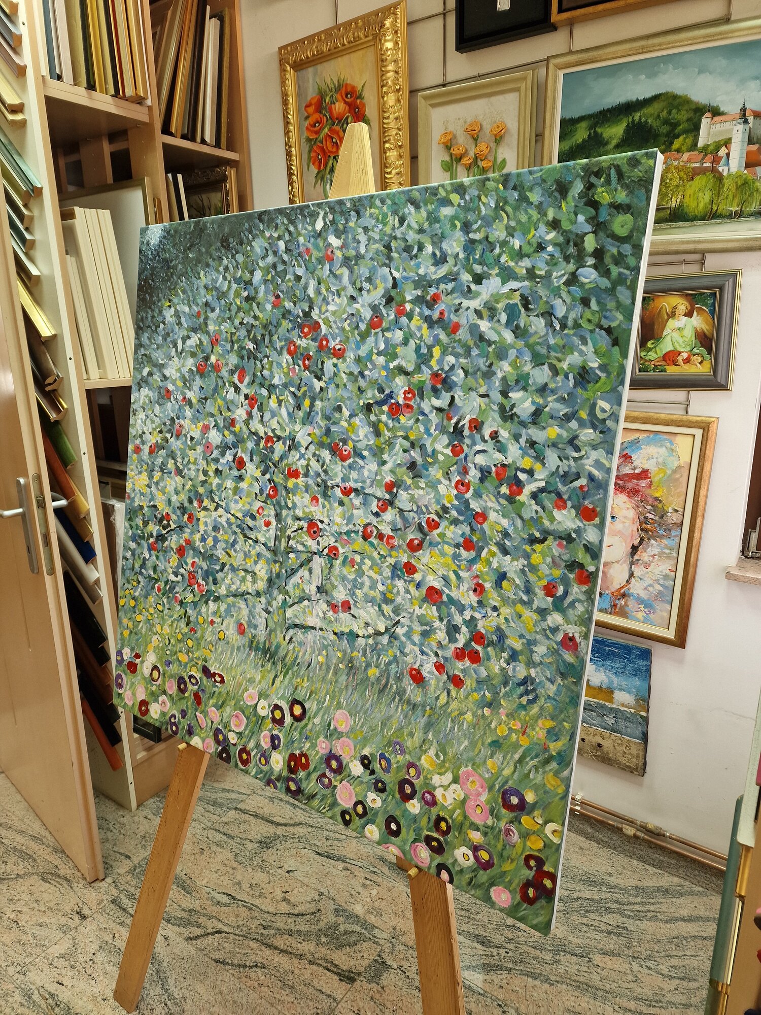 Gustav Klimt – Jablana I – slika na platnu na stojalu, pogled z druge strani