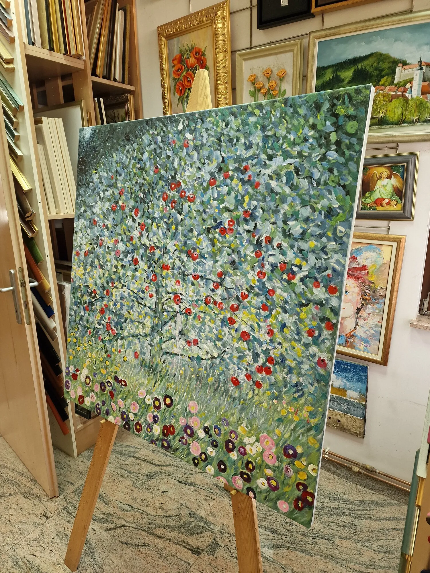 Gustav Klimt – Pommier I – tableau sur toile, sur un chevalet, vue de l’autre côté