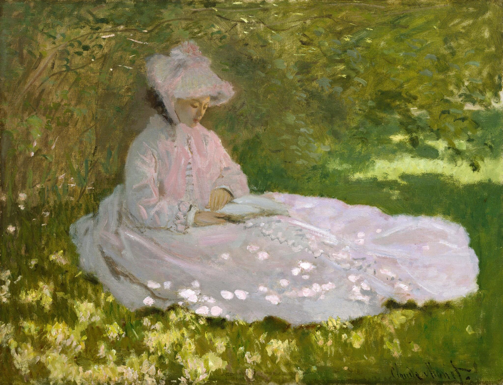 Claude Monet – Pomlad: ženska v rožnatem bere v travi pod osončenim listjem – slika, ki jo ročno naslikamo z oljnimi barvami na platnu.