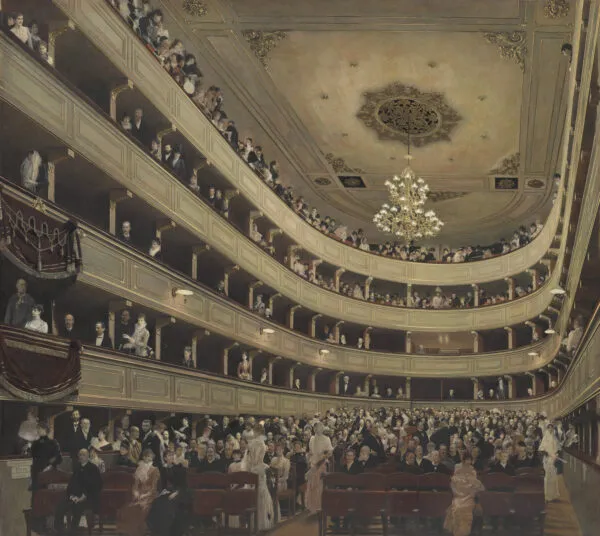 Gustav Klimt – Avditorij starega Burgtheatra – izvirnik v muzeju Wien Museum, dvorana z odra, tri nadstropja lož, kristalni lestenec in polno občinstvo – gvaš na papirju