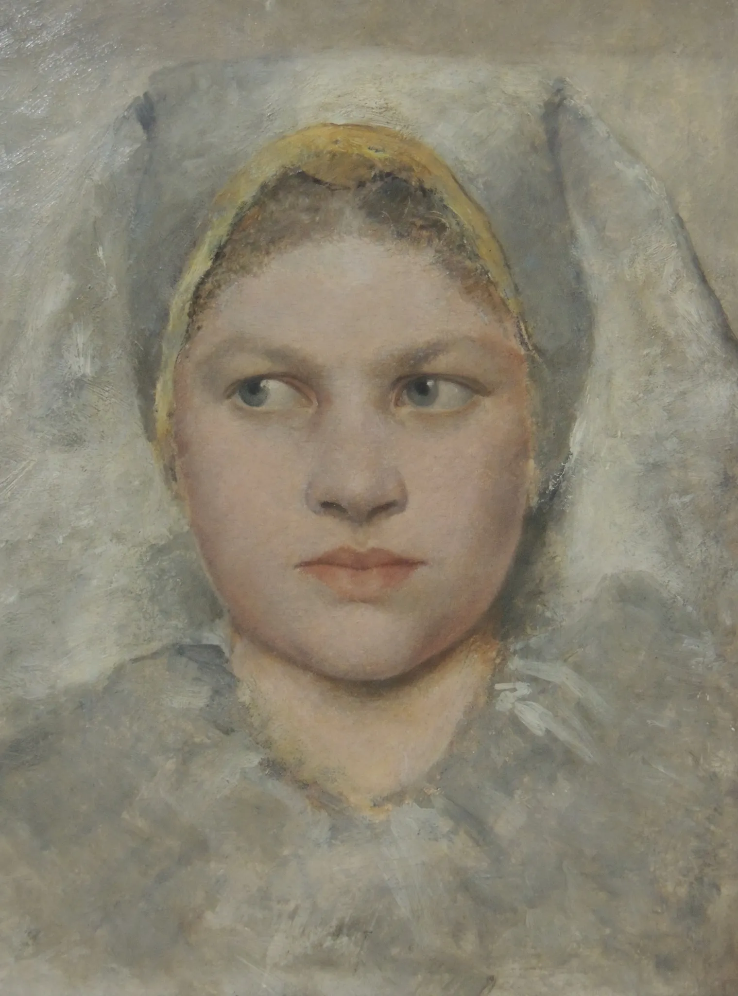 Gustav Klimt – Študija glave dekleta iz Hane – izvirnik, mlado dekle z veliko belo ruto čez rumeno okrasto čepico, pogled vstran – olje na lesu