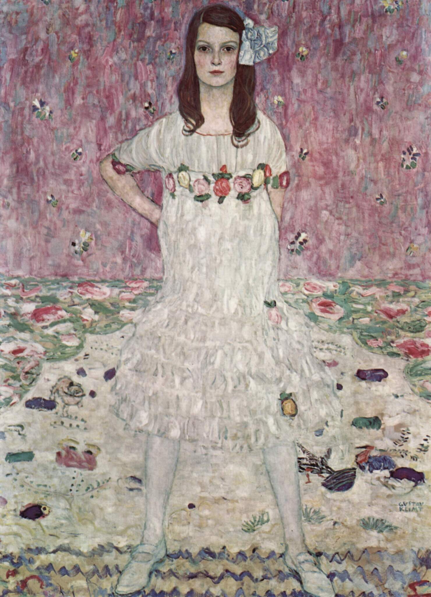 Gustav Klimt – Portret Mäde Primavesi – original iz Metropolitanskog muzeja u New Yorku, djevojčica u bijeloj haljini s rukama na bokovima pred pozadinom s cvijećem i pticama – ulje na platnu