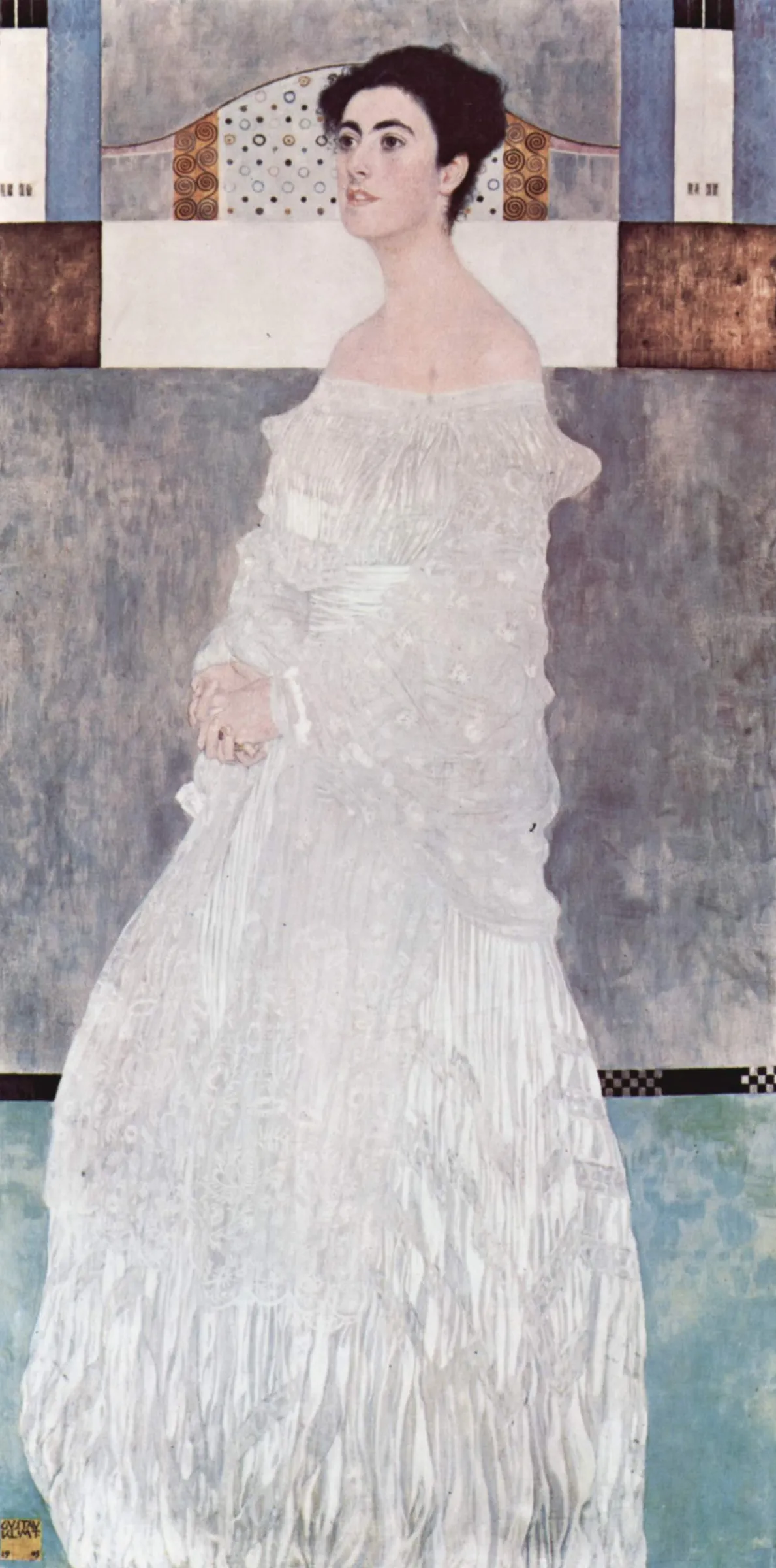 Gustav Klimt – Portret Margaret Stonborough-Wittgenstein – izvirnik, mlada nevesta v dolgi beli obleki pred bledo sivo steno s pasom kvadratkov in zlato rjavih blokov – olje na platnu