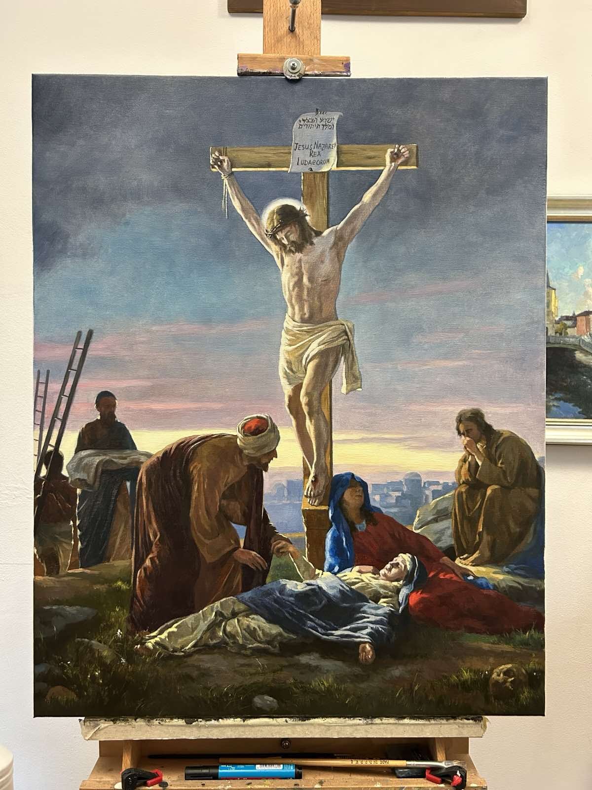 Jezus na križu – ročno naslikana slika na platnu na stojalu, pogled od spredaj