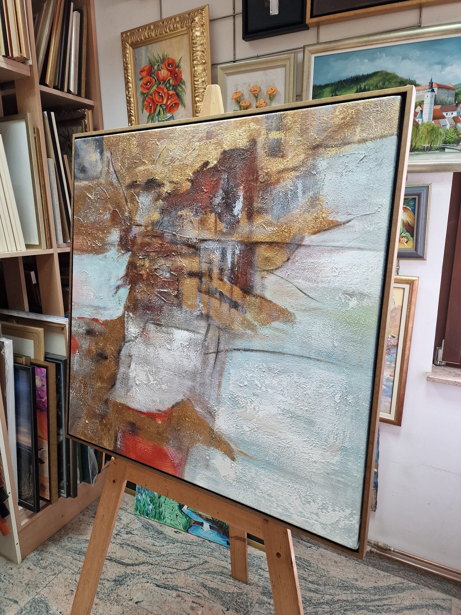 Tableau abstrait – Vieille fresque – tableau sur toile sur un chevalet, vue de l’autre côté – partie droite, dans un cadre à choisir en option