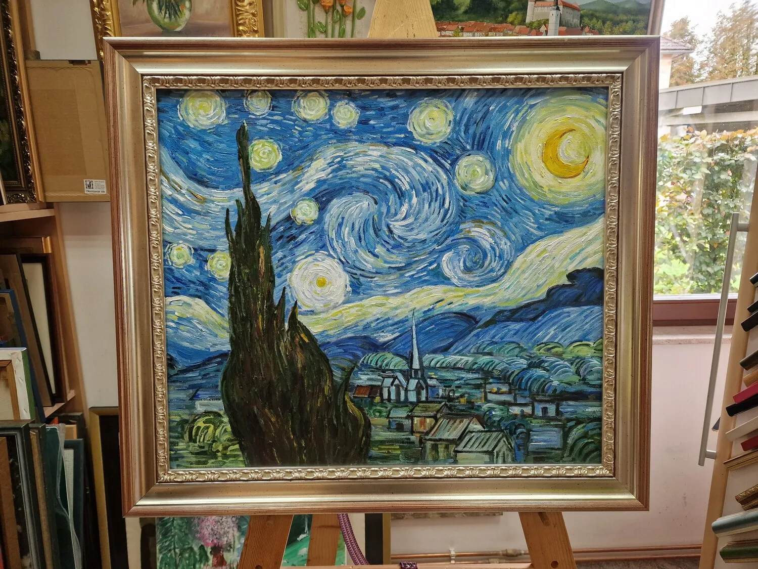 Vincent van Gogh – Zvezdna noč – ročno naslikana slika na platnu – fotografija 1 Vincent van Gogh – La Nuit étoilée – tableau peint à la main sur toile, sur un chevalet, vue de face, dans un cadre que vous pouvez choisir en option